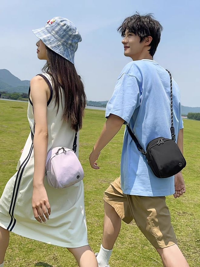 烂大街的腋下包别背了!今年夏天流行“贝壳包”小巧轻便又能装!